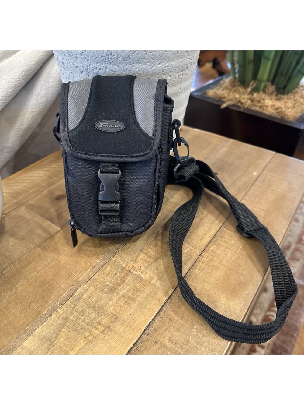 Targus Compact Black Camera Bag, Padded With Strap Loops & Belt Loop 4x6 Zipper